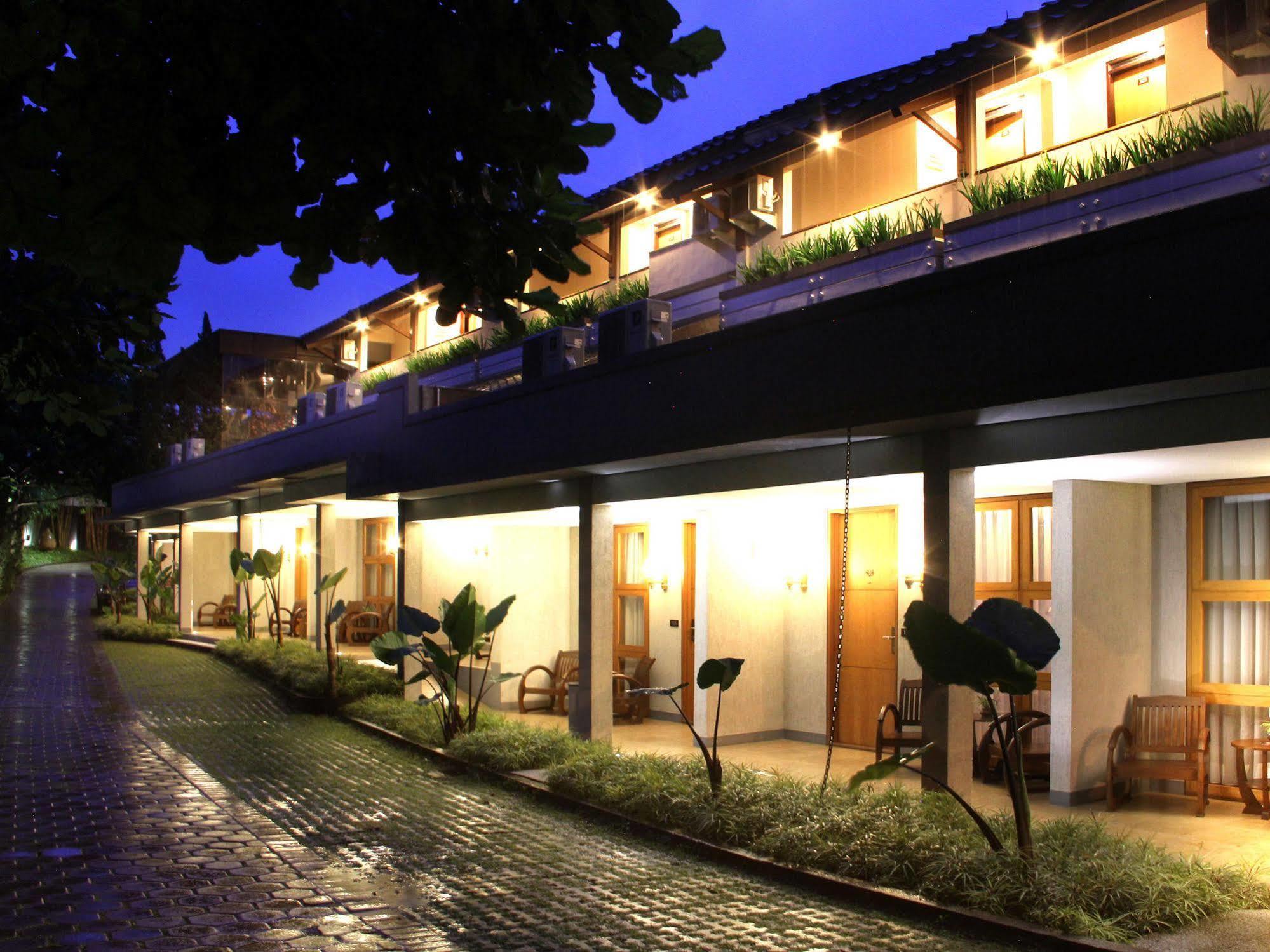 Gumilang Regency Hotel Bandung Exterior photo
